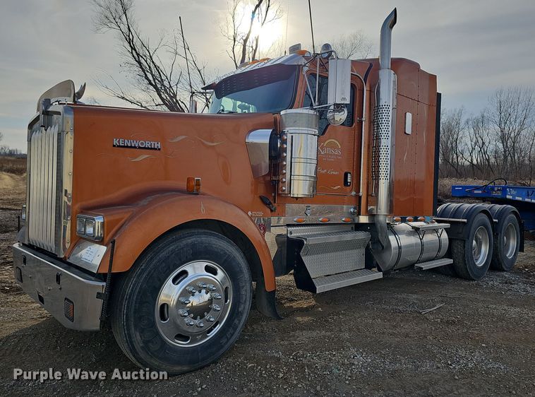 2004 Kenworth  semi truck - DR5942
