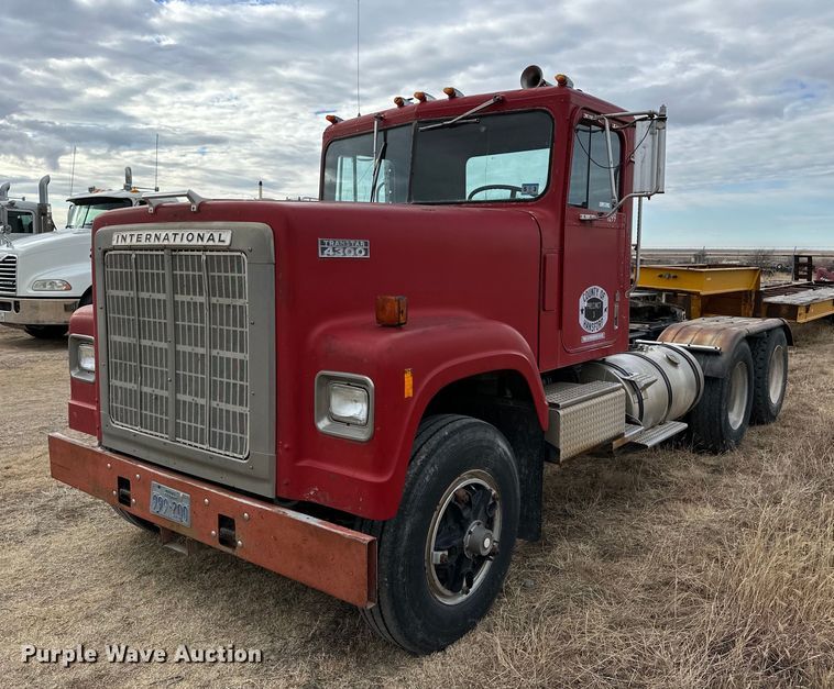 1983 International TranStar F4370  semi truck - IB9289