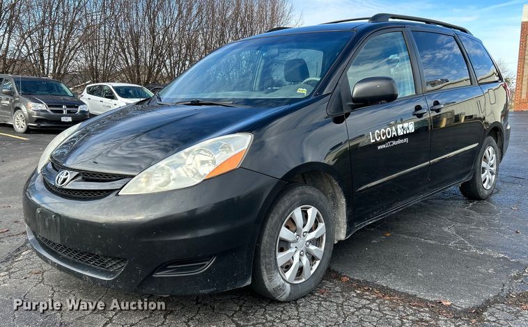 2009 Toyota Sienna LE  van - NE9681