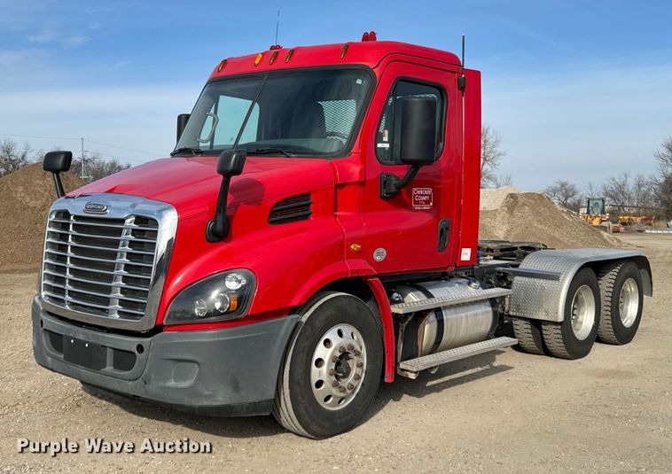 2015 Freightliner Cascadia  semi truck - OD9835
