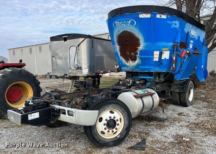 2002 International 8100  feed mixer chassis - DP2182