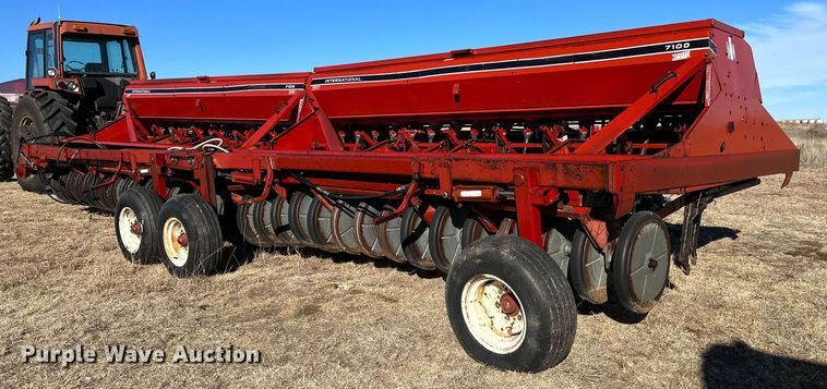 International 7100  grain drill - DQ1577