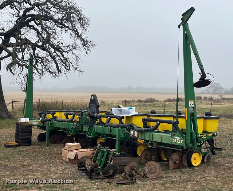 John Deere 7300 MaxEmerge 2  planter - EI0558