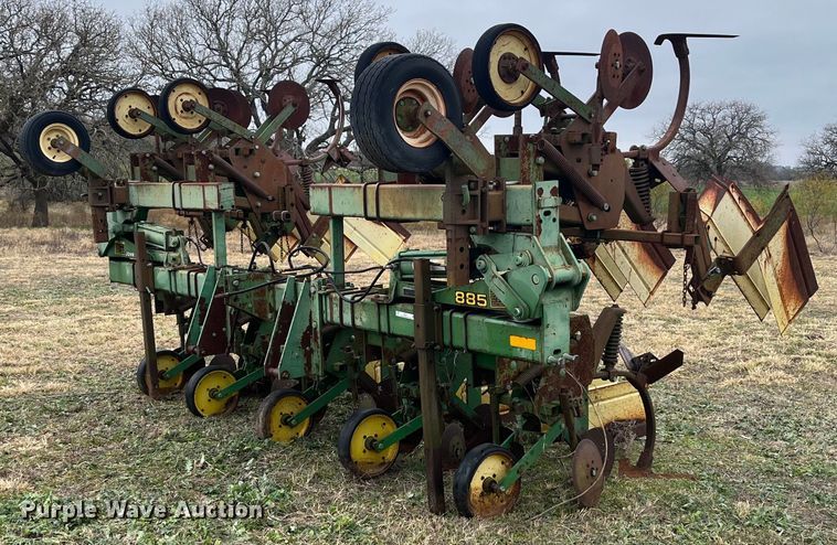 John Deere 885  row crop cultivator - EI0571