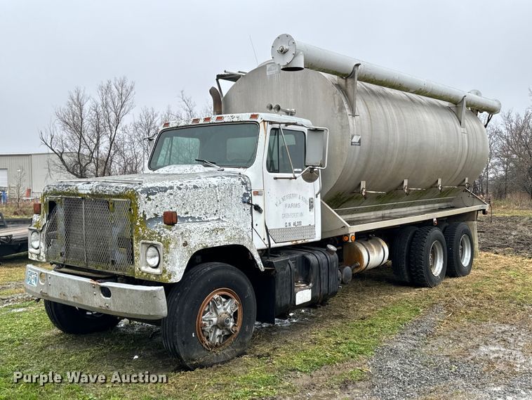 1984 International F2575  feed delivery truck - OD9893