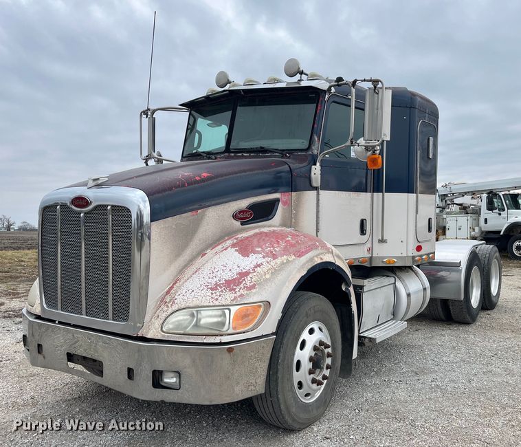 2009 Peterbilt 384  semi truck - DP2178