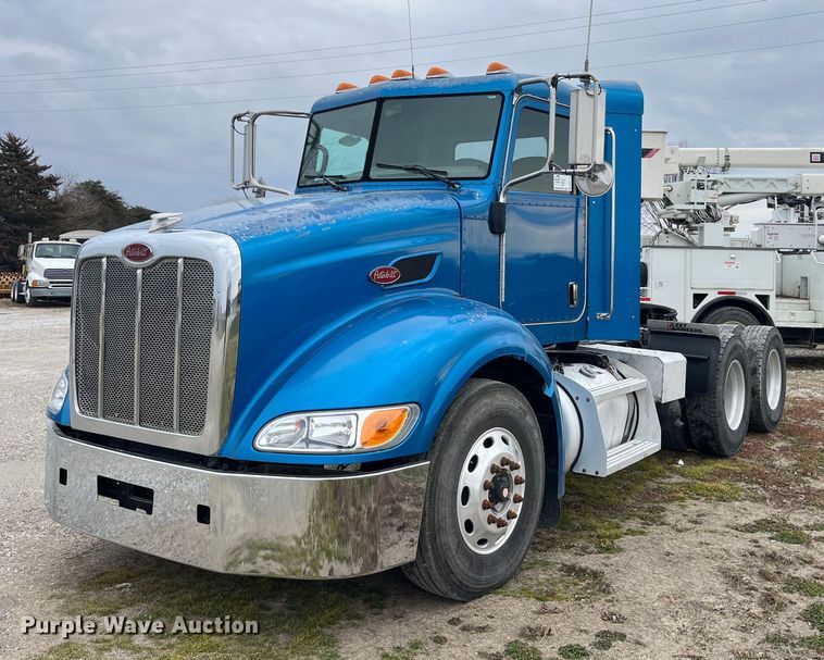 2011 Peterbilt 384  semi truck - DP2179
