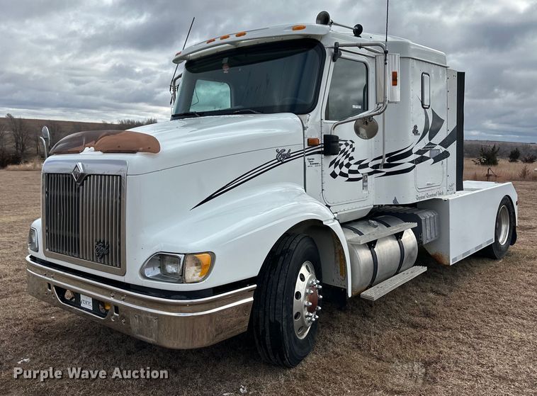 2000 International 9200i  semi truck - EK9886