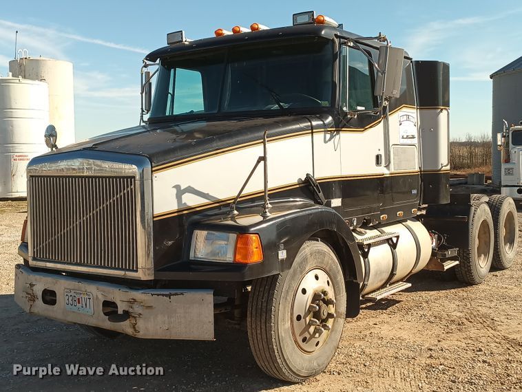 1991 White GMC WIA  semi truck - KG9575