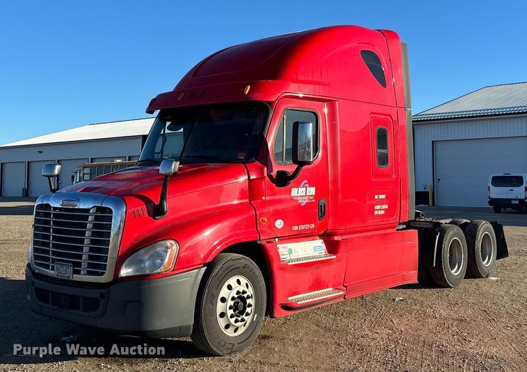2014 Freightliner Cascadia  semi truck - LO9436