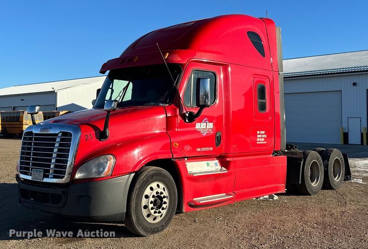 2014 Freightliner Cascadia  semi truck - LO9437
