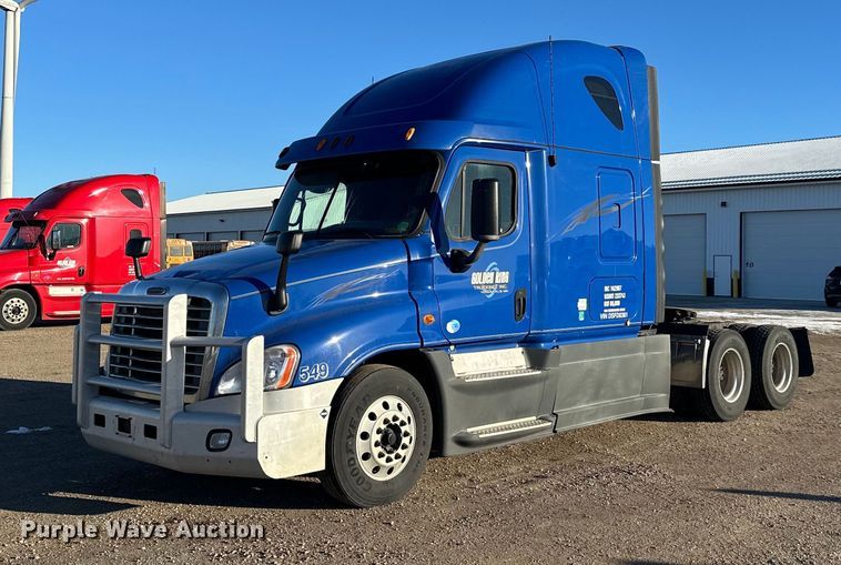 2013 Freightliner Cascadia  semi truck - LO9438