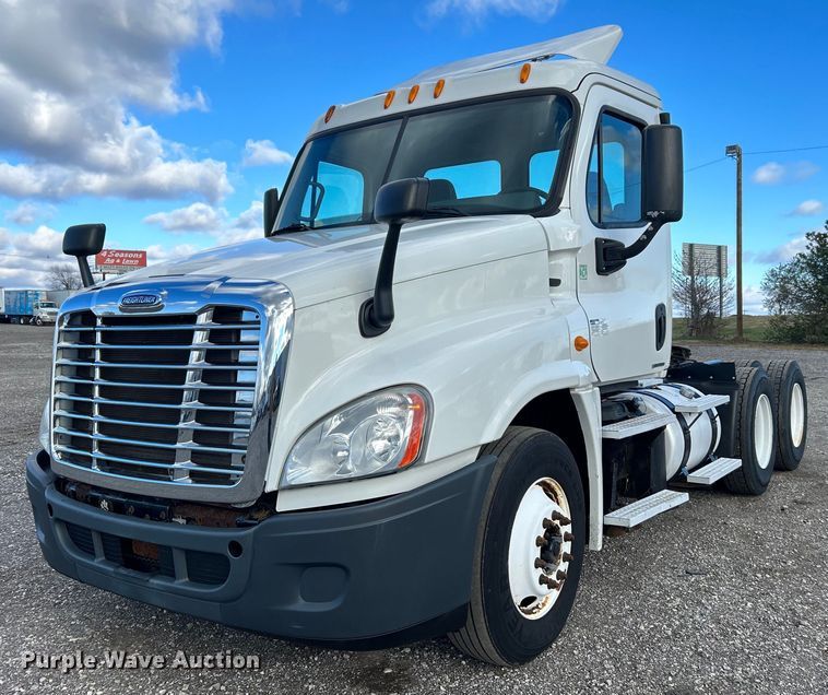 2012 Freightliner Cascadia 125  semi truck - OI9502
