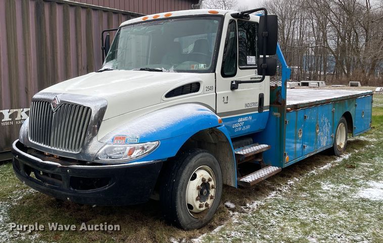 2005 International 4300  flatbed truck - DP0282