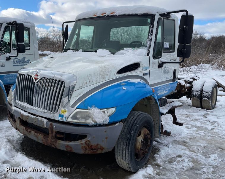 2012 International 4300  truck cab and chassis - DP0284