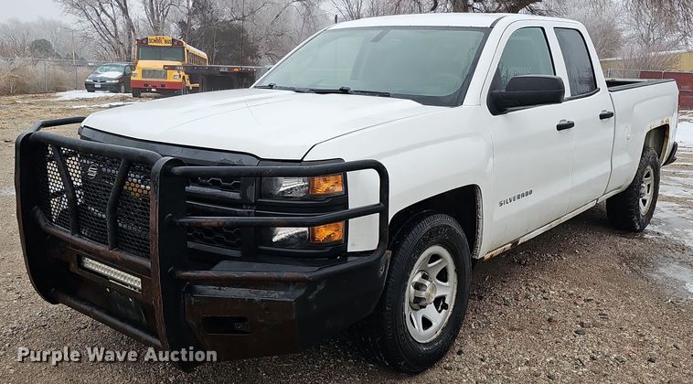 2014 Chevrolet Silverado 1500  Double Cab pickup truck - IO9783