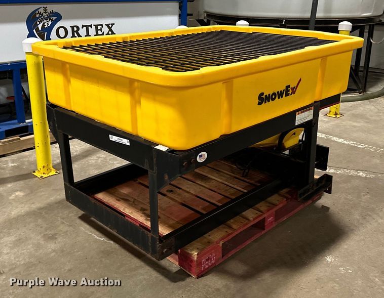 SnowEx  Vee Pro 6000 spreader - LO9456