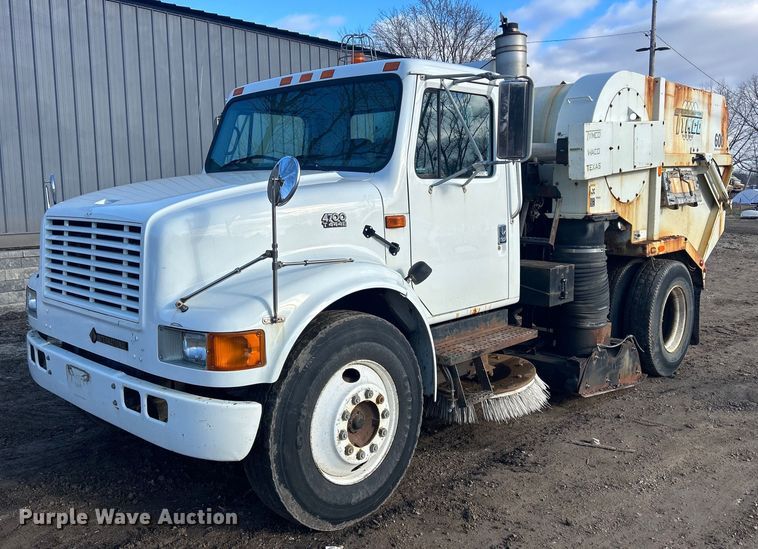 2001 International 4700  street sweeper truck - MO9140