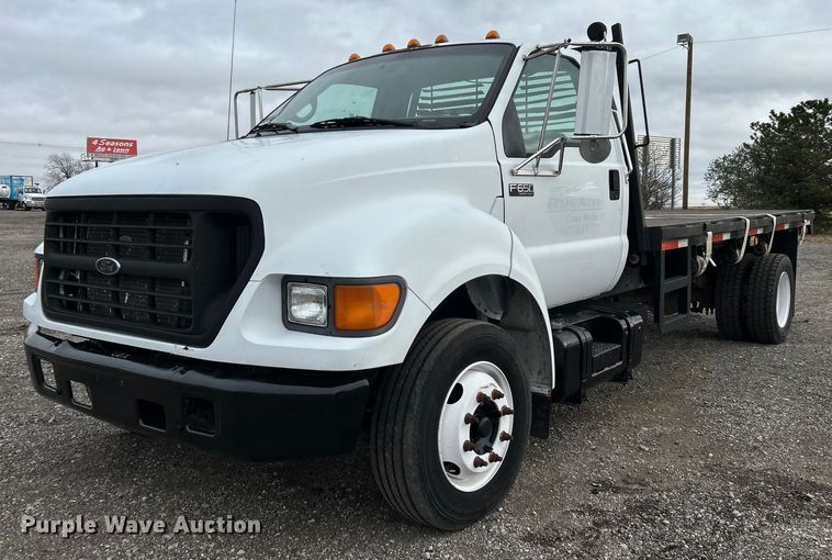 2000 Ford F650 Super Duty flatbed truck - OM9232