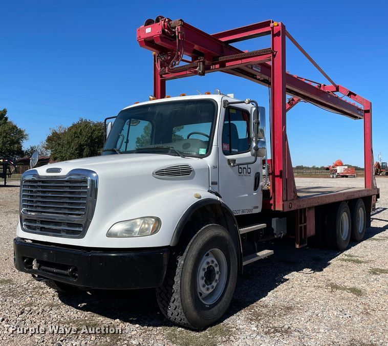 2005 Freightliner Business Class M2  crane truck - NA9698