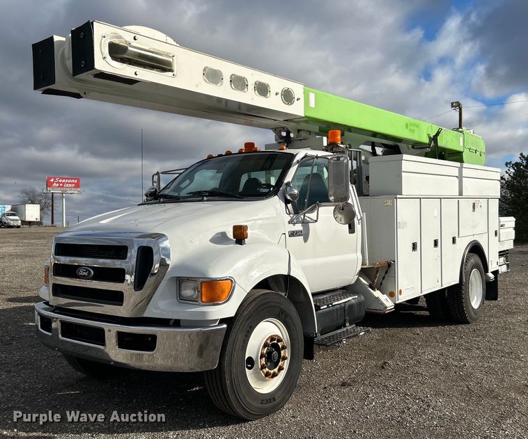 2011 Ford F750 Super Duty  bucket truck - OM9245