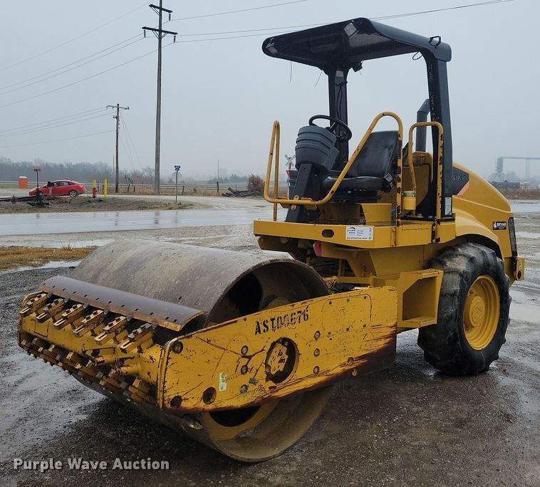 2008 Caterpillar CS423E single drum vibratory roller - DL7820