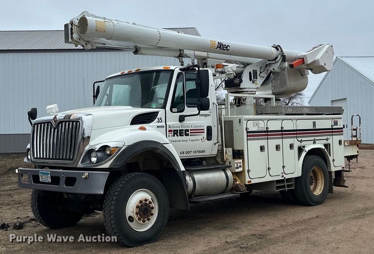 2011 International  7300 FSA bucket truck - LO9464