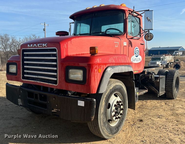 2002 Mack RD690P truck cab and chassis - NB9319