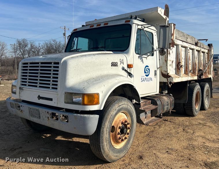 1998 International  4900 dump truck - NB9320