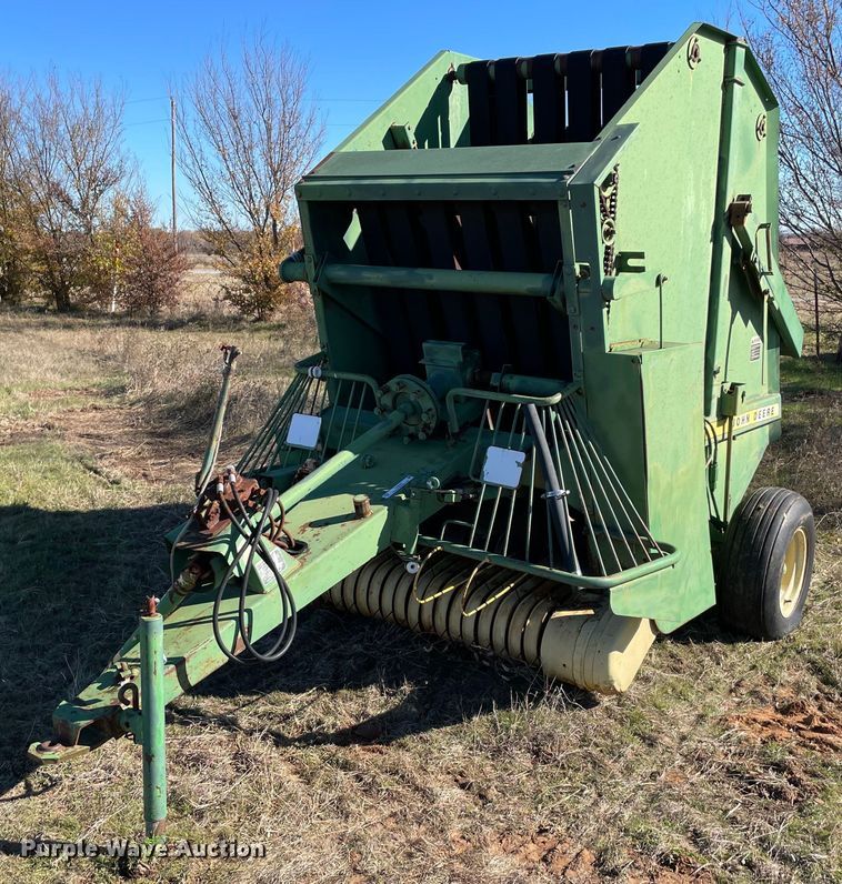 John Deere 410 round baler - LV9245