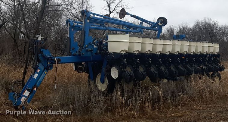 2002 Kinze 3700 no-till planter - LY9028