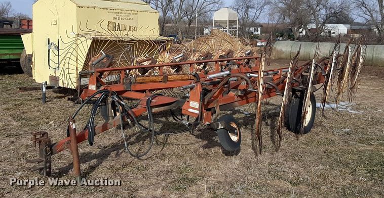 Hesston hay rake - LY9031