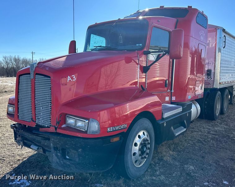 2006 Kenworth T600 semi truck - DM2662