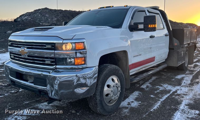 2018 Chevrolet  Silverado 3500HD Crew Cab flatbed pickup truck - DN0657