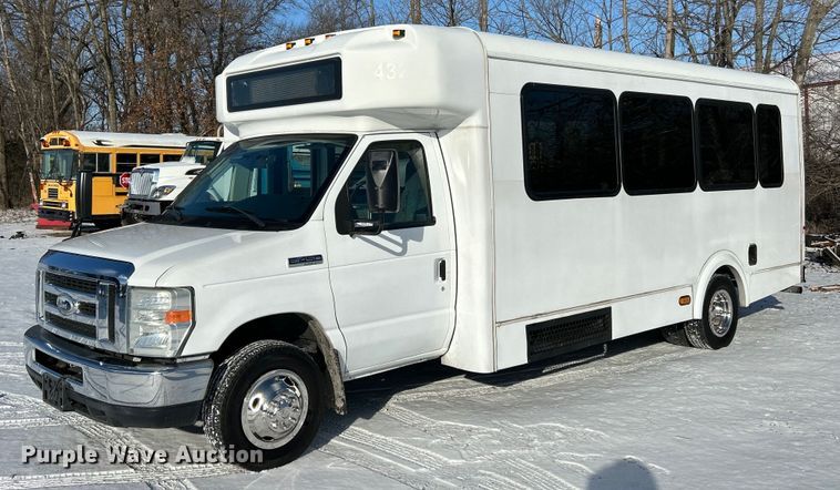2015 Ford E450 Super Duty shuttle bus - NE9726