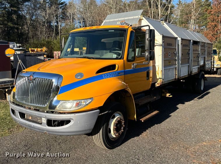 2014 International  DuraStar 4300 refuse truck - NN9357