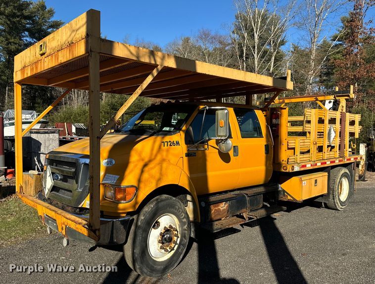 2011 Ford F750 Super Duty Crew Cab flatbed truck - NN9358