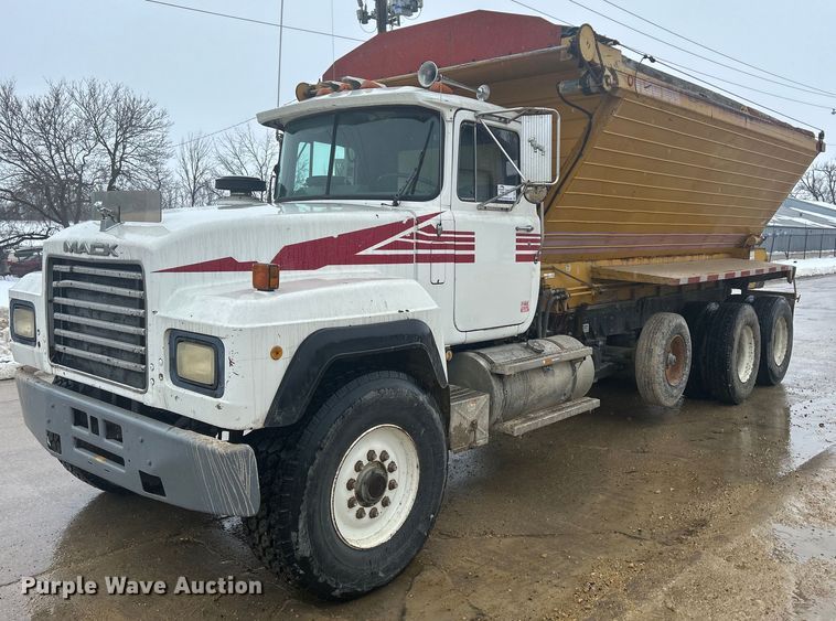 1991 Mack RD690S live-bottom truck - DQ1084