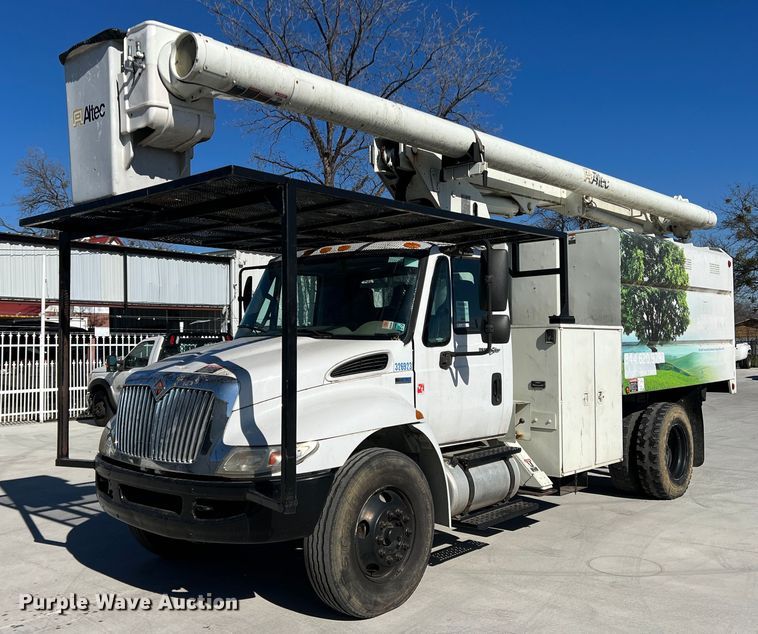 2013 International  DuraStar 4300 forestry bucket truck - JT9029