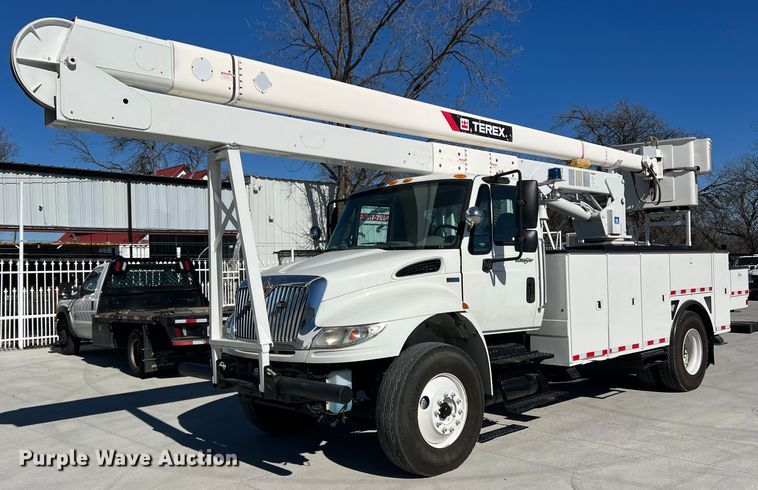 2013 International  4300  bucket truck - JT9030