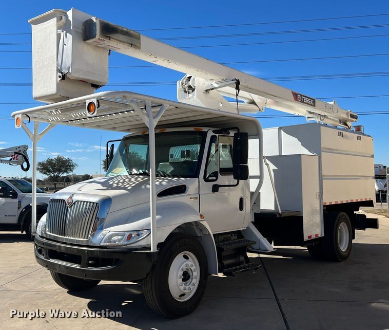 2014 International  4300M7 forestry bucket truck - JT9031