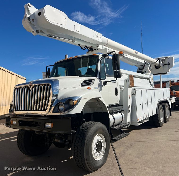 2010 International  7400 bucket truck - JT9032