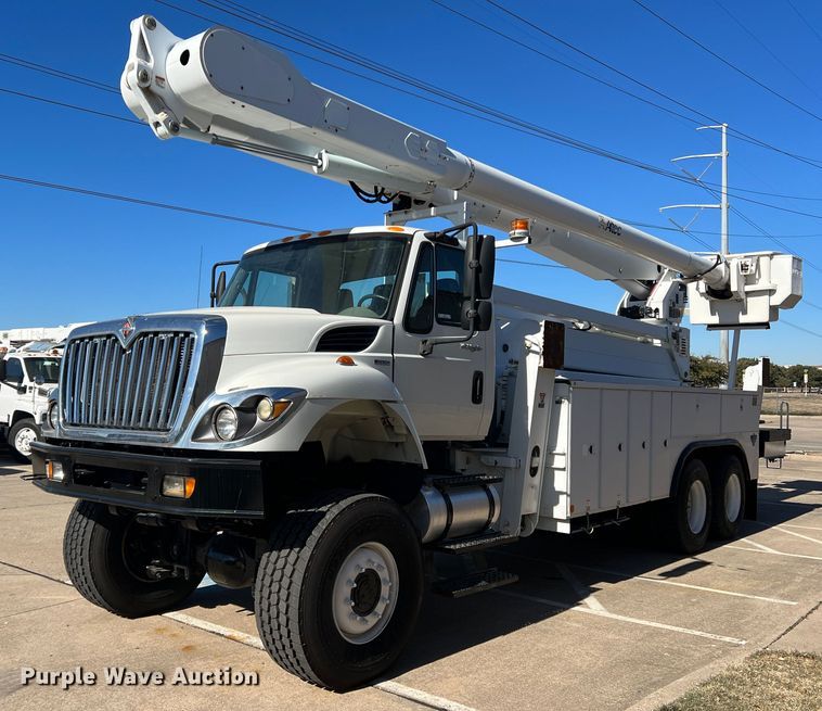 2010 International  7400 bucket truck - JT9036