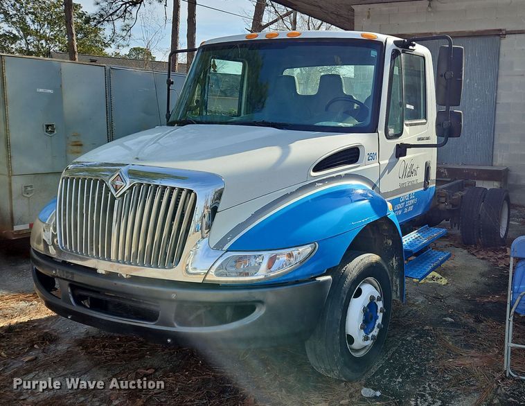 2003 International  4300 truck cab and chassis - NZ9126