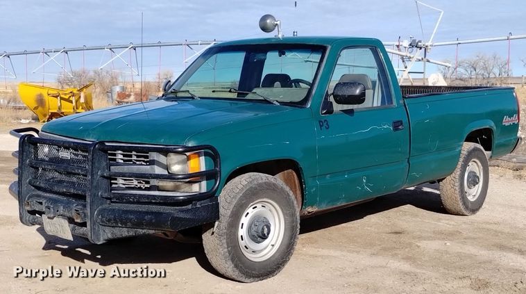 1994 Chevrolet K2500 pickup truck - DK8988