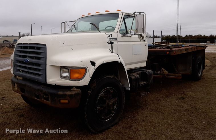 1997 Ford F800 flatbed truck - DP2571