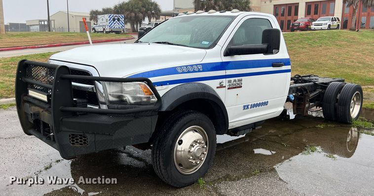 2015 Dodge Ram 4500HD SLT truck cab and chassis - DQ2362