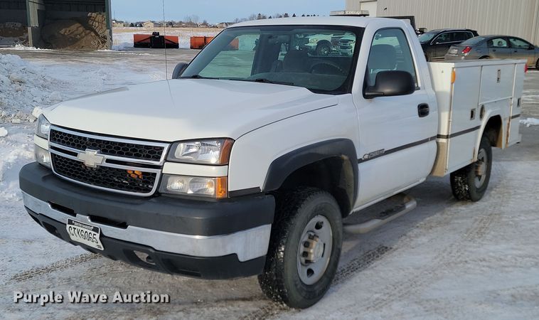 2006 Chevrolet  Silverado 2500HD utility bed pickup truck - LA9536