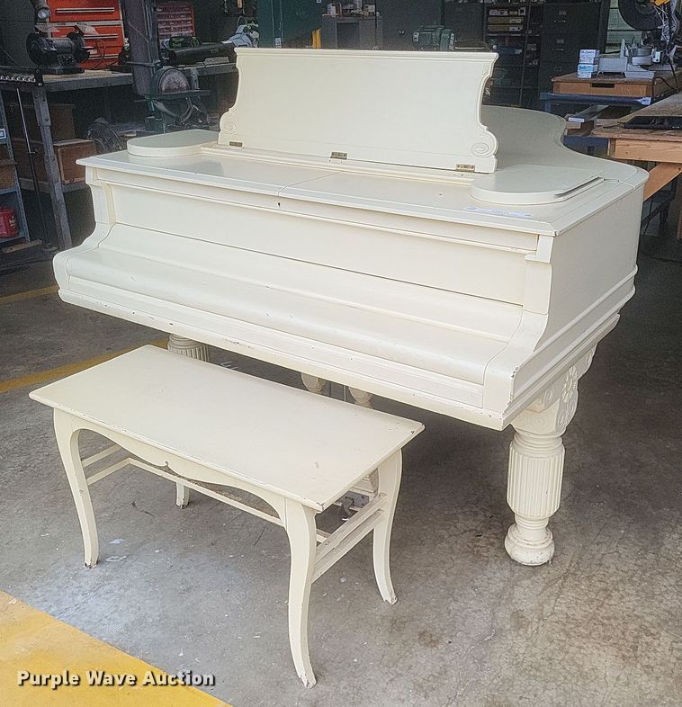 Steinway & Sons baby grand piano - MI9914