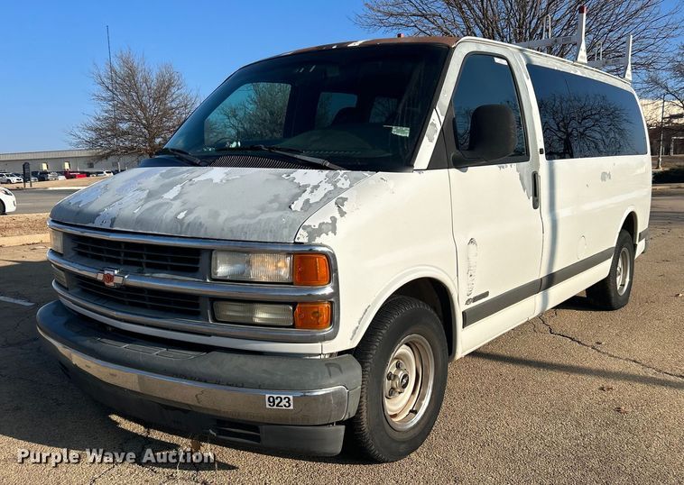 2002 Chevrolet Express 1500 van - NB9307